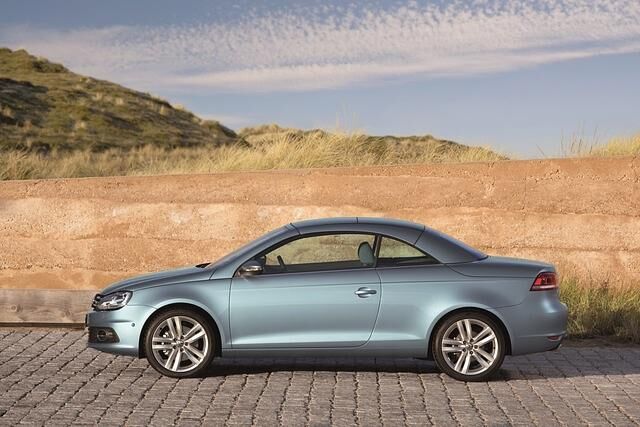 Dank des in fünf Segmenten geteilten Metalldachs bietet der VW Eos eine für CC-Verhältnisse durchaus elegante Silhouette