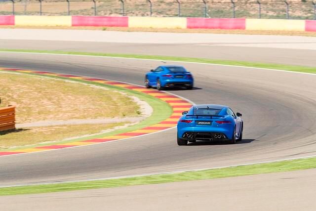Der Jaguar F-Type SVR ist ein fahraktives Auto für kurviges Geläuf