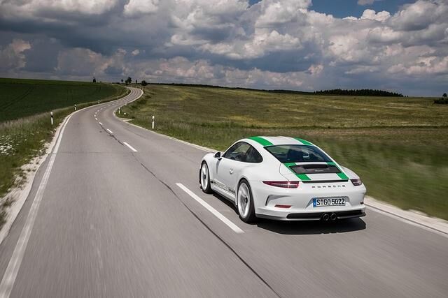 Im Heck schlägt womöglich zum letzten Mal bei einem neuem Porsche noch der klassische Sechszylinder-Sauger, der aus sündigen vier Litern Hubraum stolze 368 kW/500 PS und 460 Nm schöpft