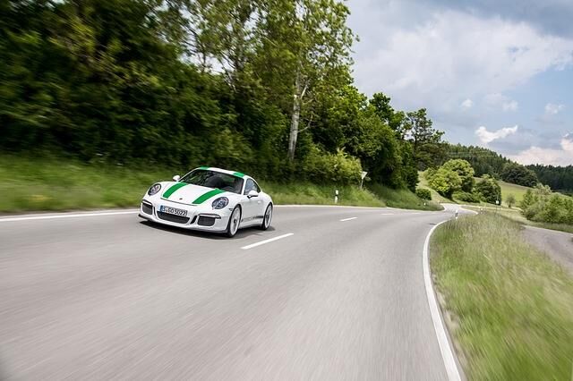 Aggressiv, aber nicht zum Angeben, laut, aber nicht lärmend, potent, aber nicht protzig – so wird der 911R zum vielleicht authentischsten Elfer in der jüngeren Geschichte