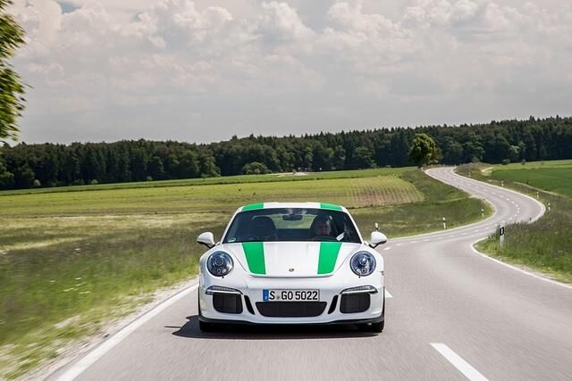 Denn egal ob beim Design, beim Klang oder bei der Fahrwerksabstimmung ist der 911R lange nicht so brutal, so vorlaut und so fordernd wie der GT3 RS und lange nicht so protzig wie ein Turbo