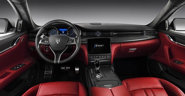 Dank neuer Bedienelemente ist der Arbeitsplatz im Quattroporte aufgeräumter. Neu ist auch der 8,4 Zoll große Touchscreen