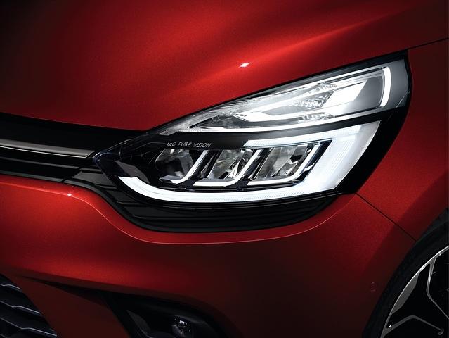 Neu: Erstmals ist der Renault Clio mit LED-Vollscheinwerfer zu haben, die allerdings den höheren Ausstattungsniveaus vorbehalten sind