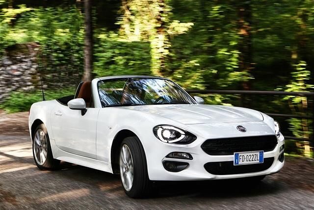 Im Gegensatz zu Mazda setzt Fiat auf einen kleinen Turbobenziner