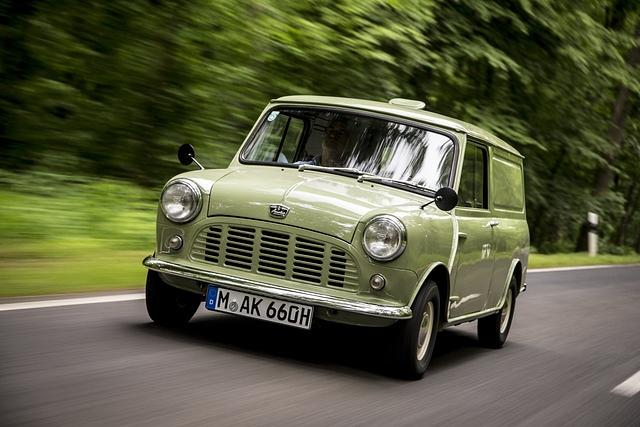 Jedes Schlagloch, jede Unebenheit und jede Brückenfuge ist für diesen Lieferwagen und seine Insassen ein Abenteuer. Der Morris Mini Van springt, jauchst und quietscht wie ein kleiner Junge, den man...