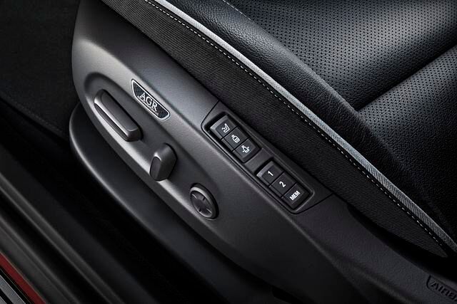 Viele Funktionen des Premium-Ergonomiesitzes im Opel Astra sind elektrisch und lassen sich einfach per Knopfdruck bedienen