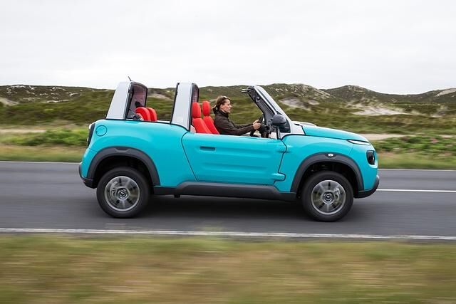 Der Viersitzer mit der Kunststoffkarosse und dem markanten Überrollbügel ist ganz im Geist der späten Sechziger gezeichnet, wird aber von einem Elektro-Motor angetrieben