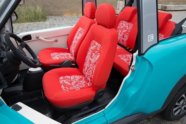 Citroen sieht den e-Mehari  in der Tradition solch unkonventioneller Fahrzeuge wie dem C3 Pluriel und rechtfertigt nicht zuletzt mit solchen Autos seinen neuen Markenclaim „Le Caractère“
