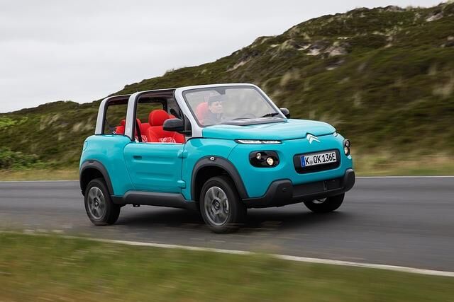 Dass man dieses Auto mit einem Dauergrinsen fährt, liegt deshalb weniger an den 6,4 Sekunden, die der e-Mehari auf Tempo 50 braucht