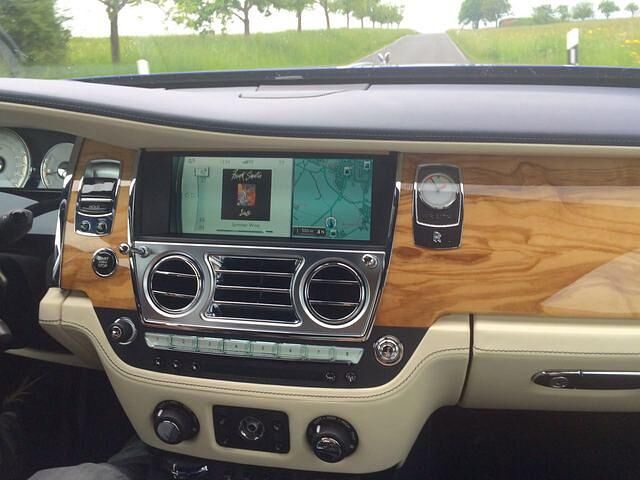 Klassisches Nobel-Ambiente paart sich im Wraith mit moderner Infotainmenttechnik