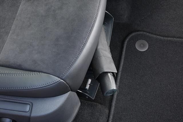 Und Skoda wäre nicht Skoda, hätten sich die Tschechen zum neuen Modelljahr nicht auch noch ein paar neue Simply-Clever-Lösungen einfallen lassen. So gibt es zukünftig unter dem Beifahrersitz einen...