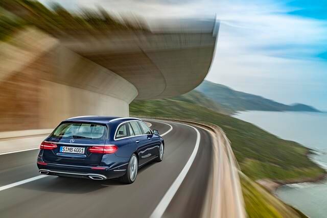 Mercedes hat der eleganten Linie seines neuen Kombi-Flaggschiffs einen Teil des Kofferraum-Volumens geopfert. Die deutlich schräger geratene Heckscheibe fordert ihren Tribut