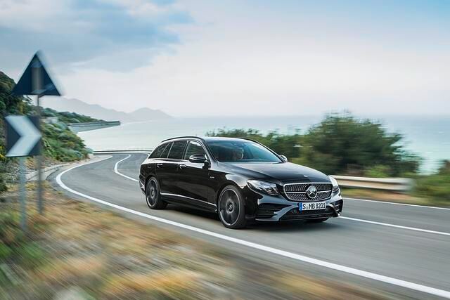 Der E 43 mit Allradantrieb, einem Sechszylinder-Bi-Turbo, 295 kW/401 PS und 520 Newtonmeter Durchzugskraft wird der edelste, schnellste und teuerste neue Kombi