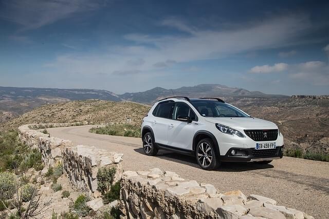 Das bisher eher schmächtige Mini-SUV wirkt nun präsenter und erwachsener, vor allem die Front sieht mehr nach Offroader aus als nach höher gelegtem Stadtauto