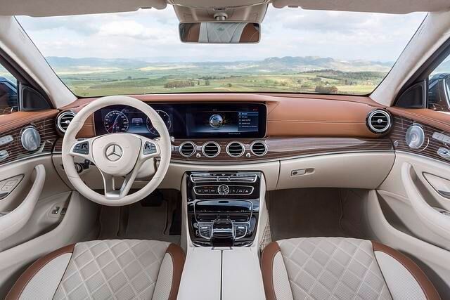 Innen übernimmt das T-Modell das Design und die Ausstattung der Limousine