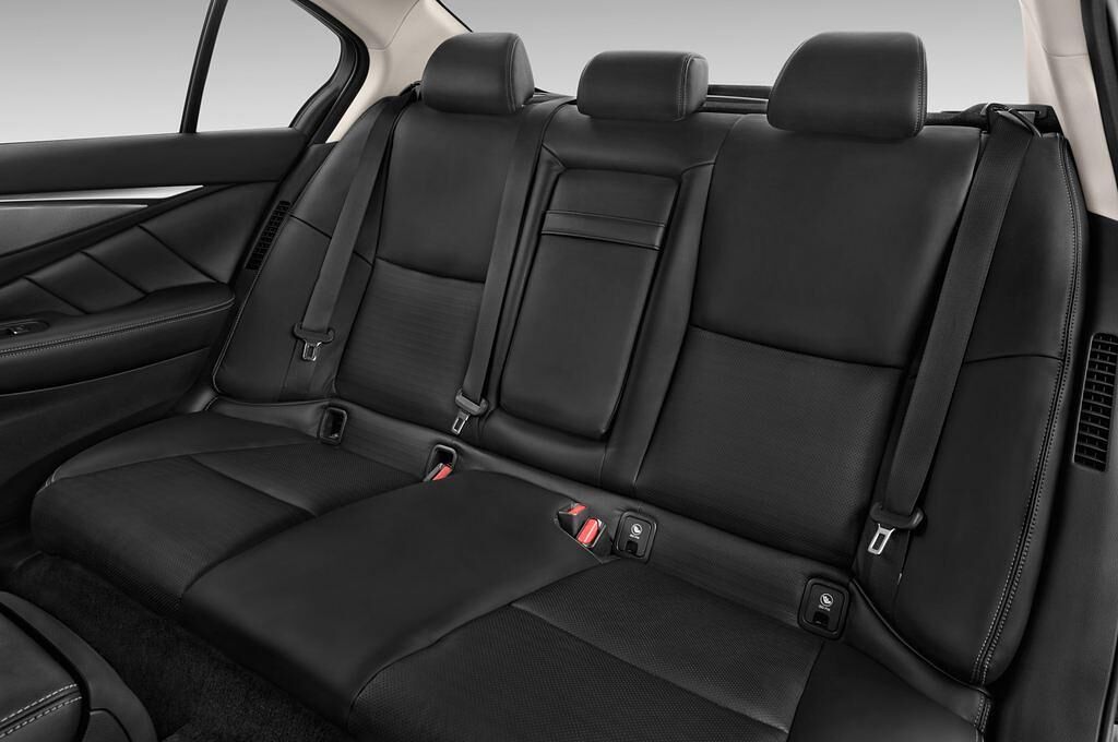 Infiniti Q50 (Baujahr 2015) Sport Hybrid 4 Türen Rücksitze