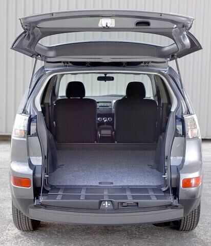 Ins Heck des Mitsubishi Outlander II lassen sich bis zu 1.700 Liter Gepäck einladen