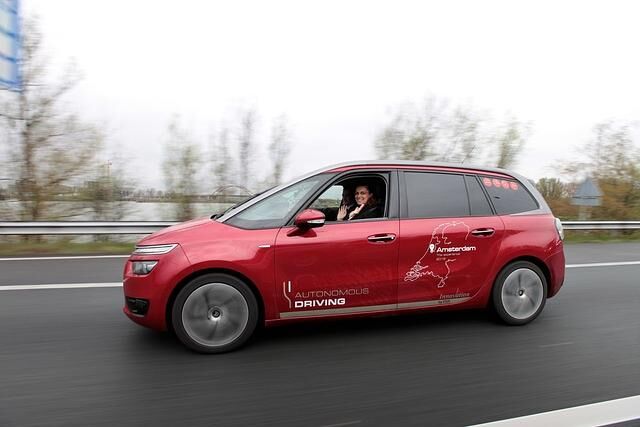 Er kann also Lesen, mit dem Handy spielen oder sich seinen Mitfahrern widmen, während das Auto alleine vor sich hin rollt