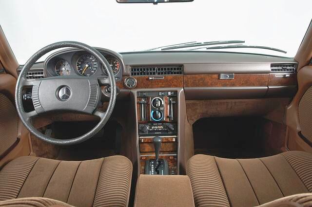 Die Zebranoholztäfelung der frühen Exemplare kommt einem mindestens ebenso vertraut vor wie die klassischen Mercedes-Rundinstrumente. 