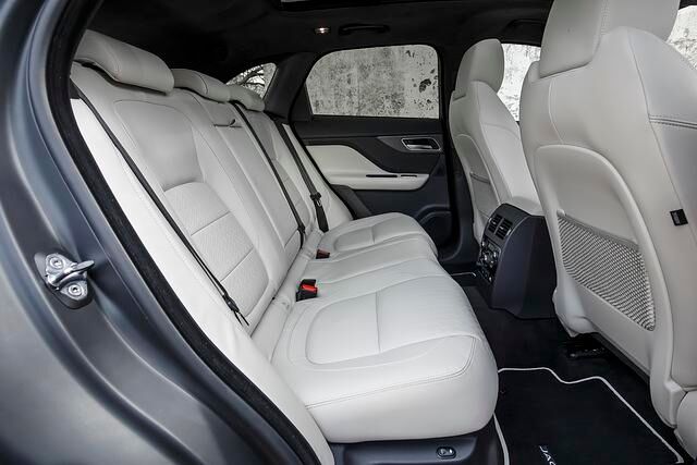 Hinten bietet der F-Pace ebenfalls üppige Platzverhältnisse, angeblich sogar die beste Beinfreiheit seiner Klasse. 