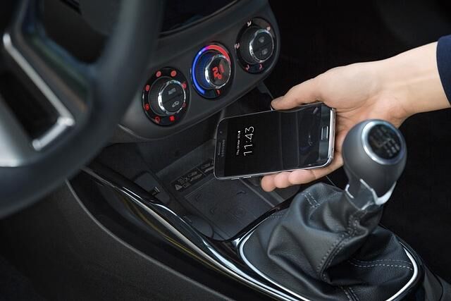 In der Mittelkonsole kann man das Smartphone kabellos laden - wenn es denn kompatibel ist