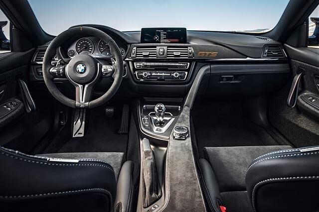 Schnappatmung bekommt man viel früher, wenn man mit dem Händler noch über den Preis diskutiert. Denn von mindestens 73.300 Euro klettert der für das Coupé im Kampfanzug auf 142.600 Euro