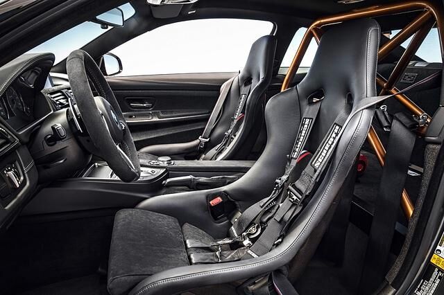 Der Komfort mag da ein bisschen eingeschränkt sein. Und zwar nicht nur, weil BMW auch an der Dämmung gespart hat, man die Karbonschalen nicht verstellen kann und die Hosenträgergurte stramm ins...