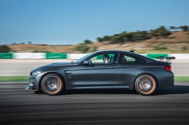 Von 0 auf 100 in 3,8 Sekunden, auch ohne das alberne Drivers-Package 305 km/h schnell und in den Kurven so stabil, als wären die Reifen von Pattex statt von Pirelli 