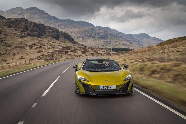 Dass sich der McLaren so authentisch und unmittelbar anfühlt, liegt auch daran, dass sich die Ingenieure einen feuchten Dreck um die Dämmung geschert haben