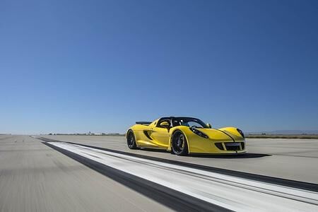 Weltrekordfahrt im Cabrio - Offen mit 427 km/h