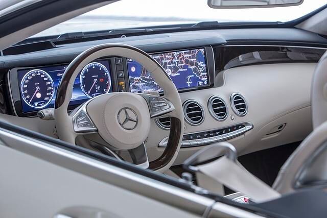Das Cockpit entspricht dem der Limousine