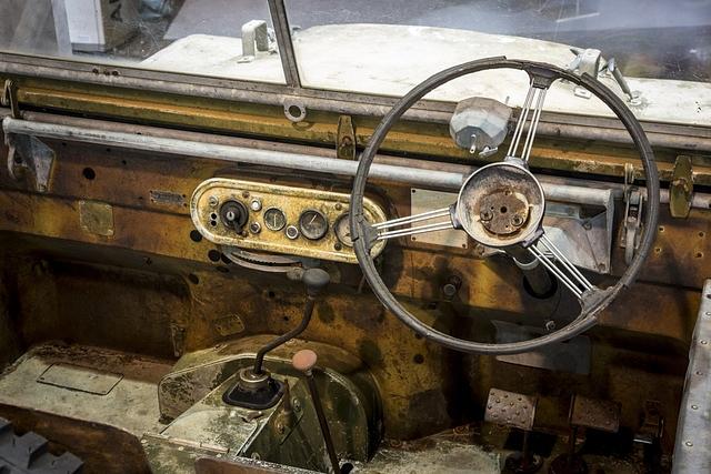 Ja, auch hier ist noch was zu holen: Ein ziemlich abgewohntes Interieur eines frühen Land Rovers