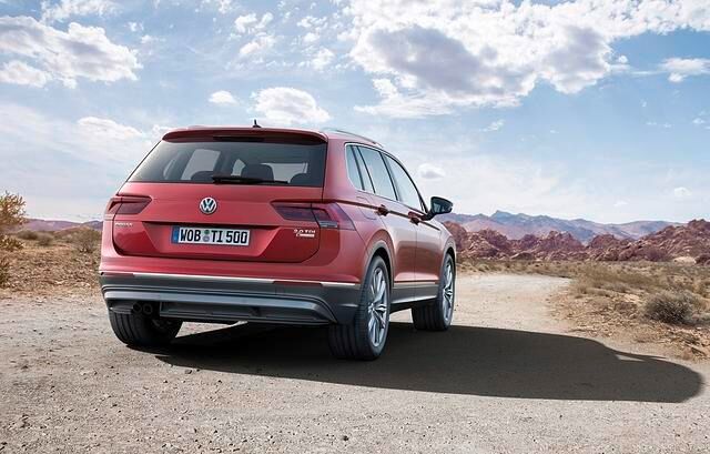 Der Tiguan legt in Länge und Breite zu, während die Höhe leicht schrumpft und die Räder näher an die Karosserieenden rücken. Das sorgt nicht nur für stimmige Optik, sondern auch für spürbar mehr...