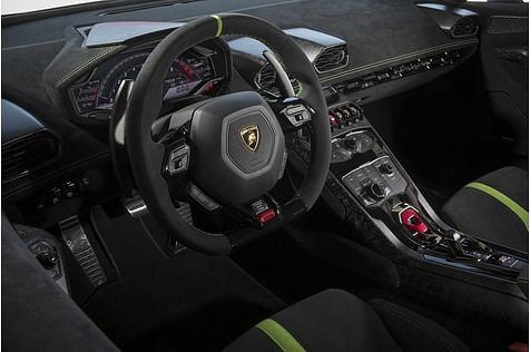 Das Cockpit des Lamborghini Huracan Performante