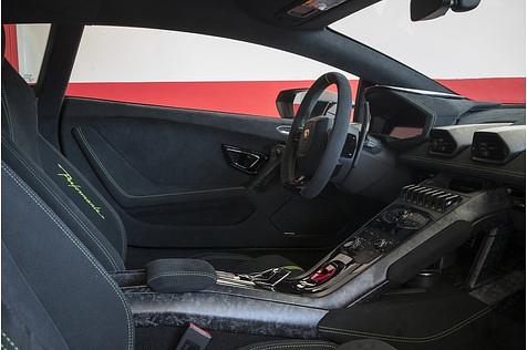Der Innenraum des Lamborghini Huracan Performante