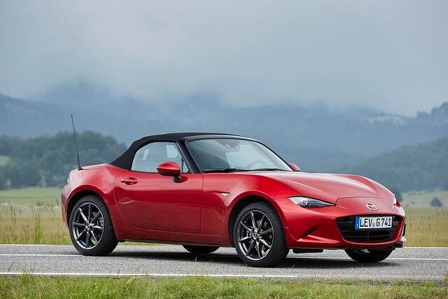 Der MX-5 macht also ein wenig auf Italienisch, ist aber sonst ein typisch japanisches Produkt: tolle Qualität, durchdacht und praktisch. Deshalb muss auch an dieser Stelle das übliche Loblied aufs...