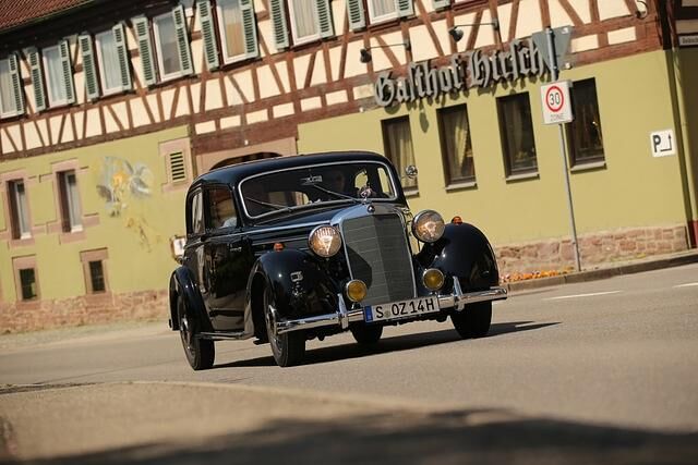 Schon kurz jenseits der Schrittgeschwindigkeit hat man den ersten Gang ausgedreht, der zweite reicht bis 40, der dritte bis 60 und viel mehr als 80 km/h schafft die Limousine selbst bergab oder mit...
