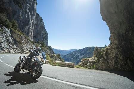 Gegenseitige Rücksichtnahme von Auto- und Motorradfahrern - Jetzt besonders gut aufpassen