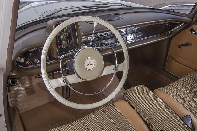 Das Cockpit des W110 (ab 1961) sieht mit seinen vertikalen Balkengrafiken für Tempo und Drehzahl ziemlich futuristisch aus