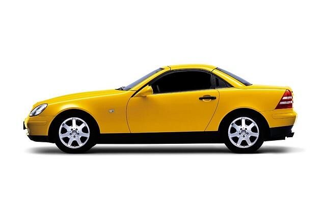 Denn mit dem SLK bot Mercedes erstmals unterhalb des Luxus-Cabrios SL einen Roadster an – der mit einem Basispreis von rund 53.000 Mark geradezu erschwinglich war
