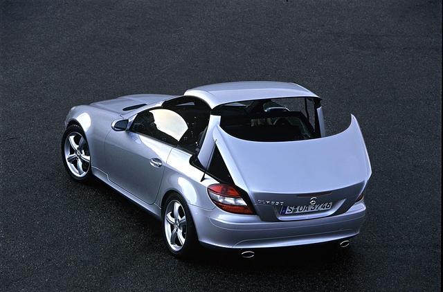 Durch eine neue Dachkonstruktion steigt das Kofferraumvolumen im SLK von 2004 nun auf 208 Liter (bei geöffnetem Dach)