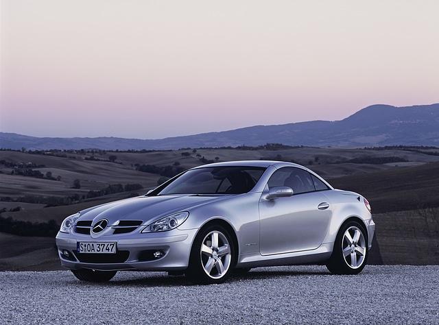 Von Roadster zum Coupé und zurück in einigen Sekunden - das macht einen Reiz des SLK aus (hier: R 171 von 2004)