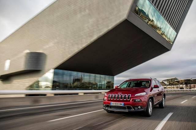 Nachdem Hacker einen Jeep gekapert und von außen gesteuert haben, bietet Mutterkonzern Fiat-Chrysler nun ein Software-Update für die betroffenen Fahrzeuge an