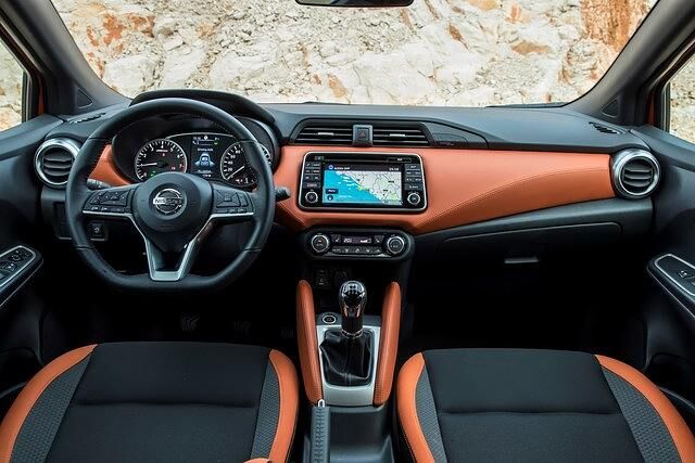 Das bunte Cockpit wirkt frisch, auch wenn hier und da noch Hartplastik zu sehen ist
