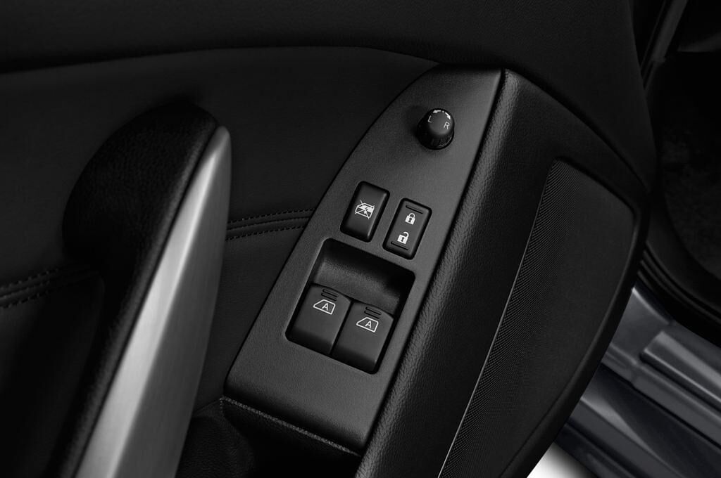 Infiniti Q60 (Baujahr 2014) - 2 Türen Bedienungselemente Tür