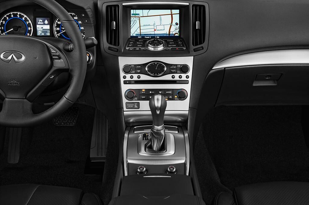 Infiniti Q60 (Baujahr 2014) - 2 Türen Mittelkonsole