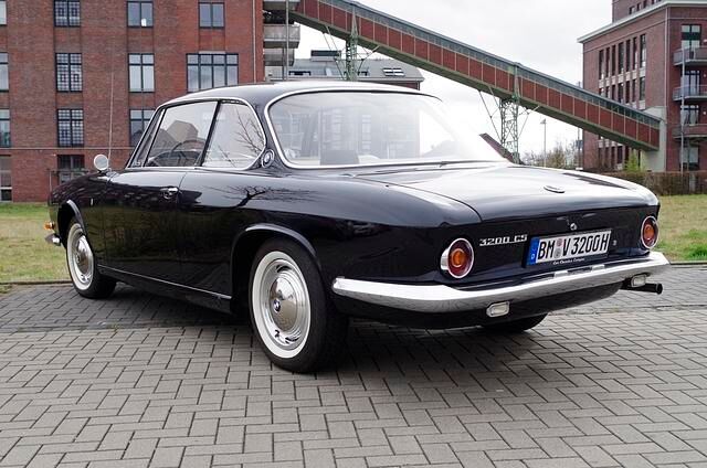 Ausnahmsweise deshalb, weil von den Coupés aus Mailand tausende gebaut wurden und von dem schlichten V8-Zweitürer aus München kaum 600 Stück.