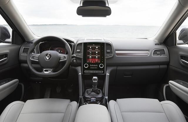 Das Cockpit zeigt den typischen Renault-Stil