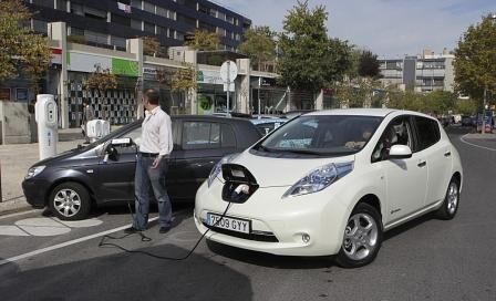 Nissan Leaf - Zugeparkte Ladestation