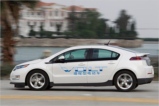 Im reinen Elektromodus rollt der Volt fast lautlos über den Asphalt